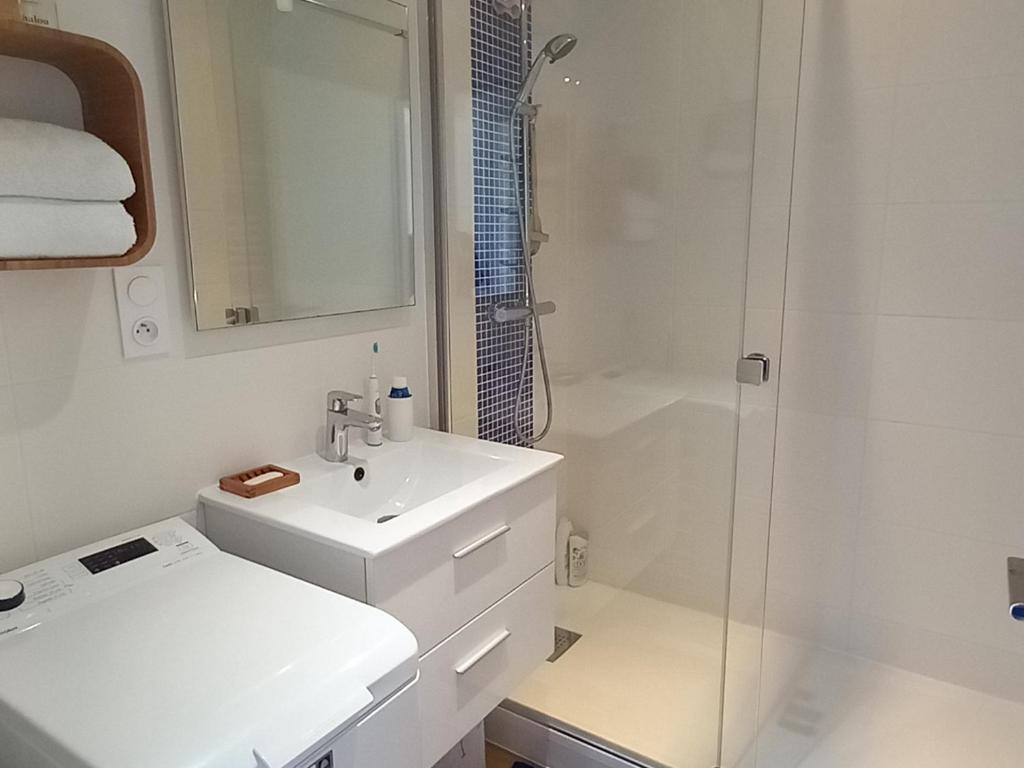 Kúpeľňa v ubytovaní Superbe appartement moderne face mer - Wifi gratuite - Proche commerces et plage - FR-1-323-257