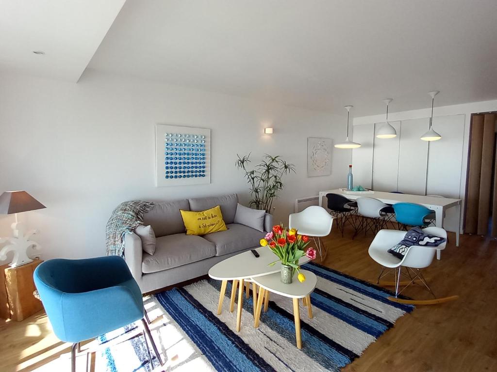 Posedenie v ubytovaní Superbe appartement moderne face mer - Wifi gratuite - Proche commerces et plage - FR-1-323-257