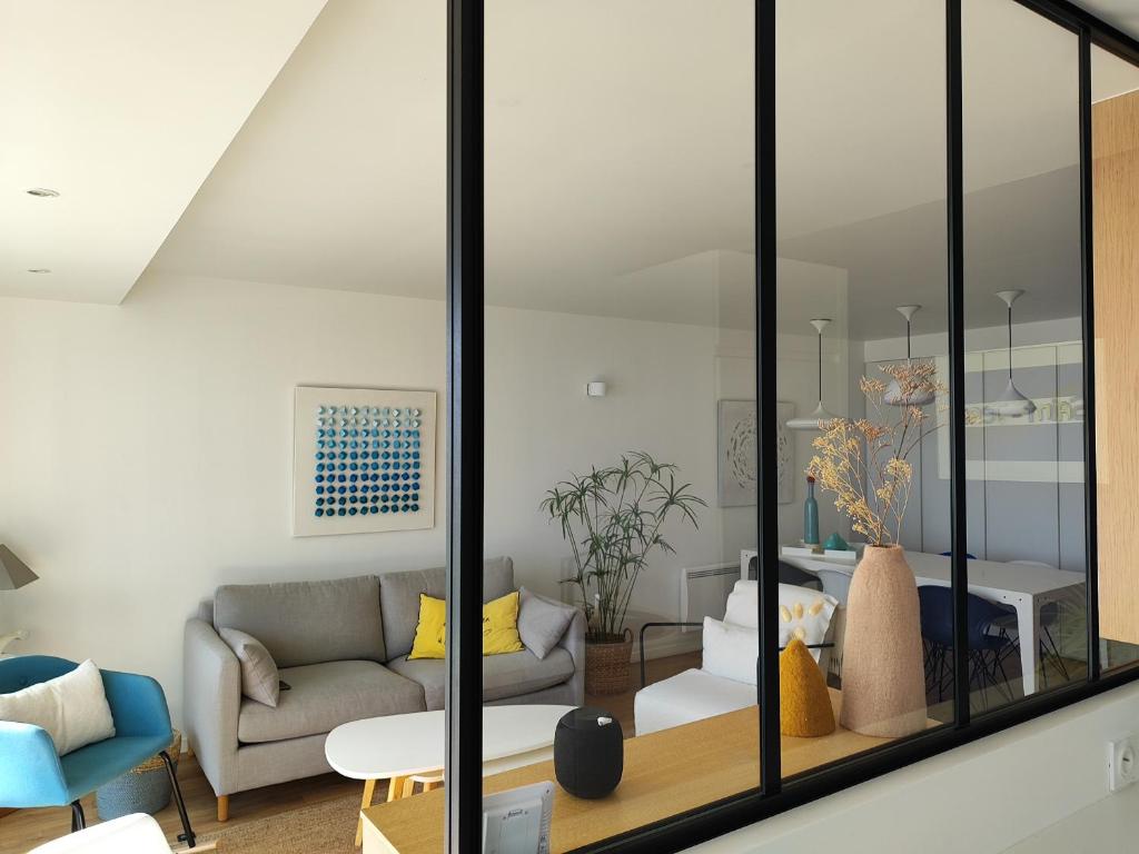 Posedenie v ubytovaní Superbe appartement moderne face mer - Wifi gratuite - Proche commerces et plage - FR-1-323-257