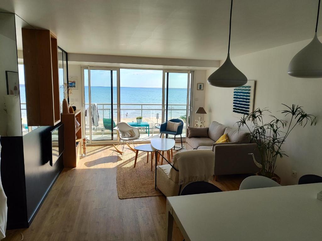 Posedenie v ubytovaní Superbe appartement moderne face mer - Wifi gratuite - Proche commerces et plage - FR-1-323-257