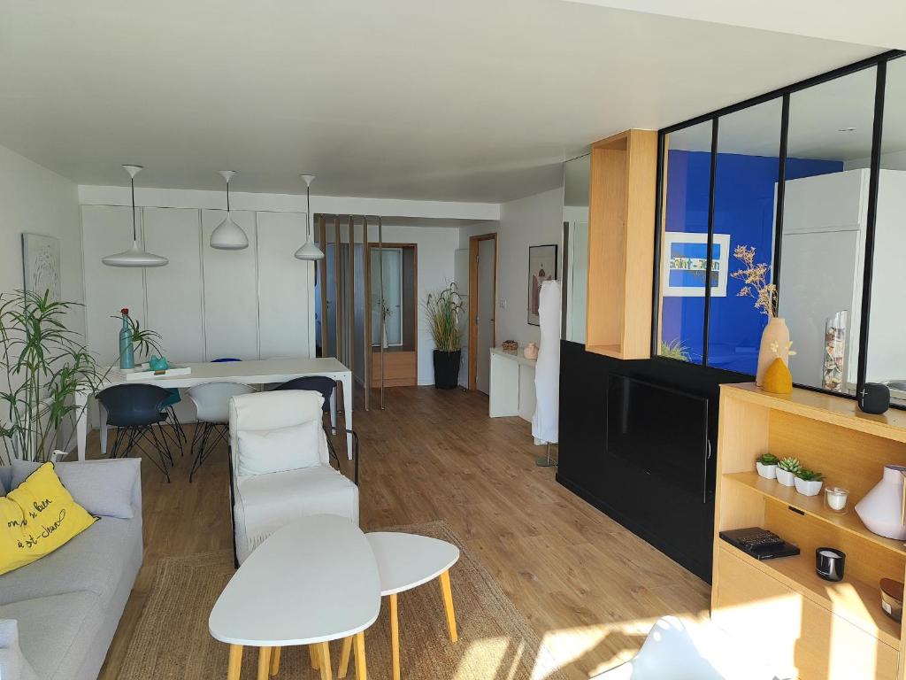 Kuchyňa alebo kuchynka v ubytovaní Superbe appartement moderne face mer - Wifi gratuite - Proche commerces et plage - FR-1-323-257