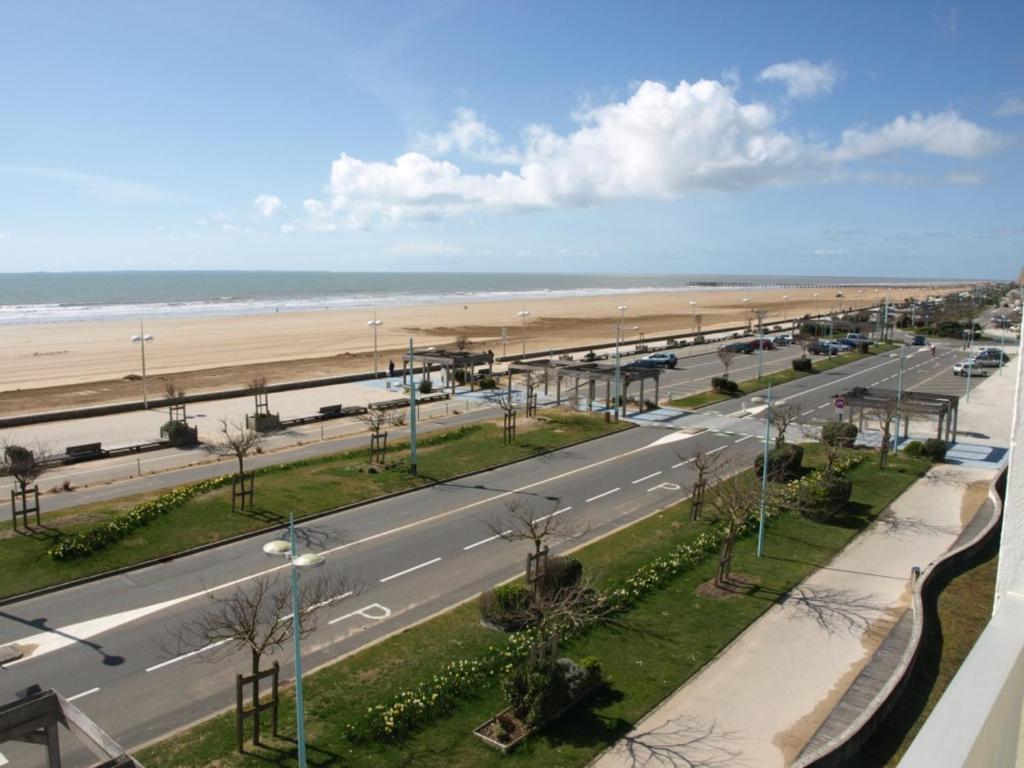 une route avec une plage en arrière-plan dans l'établissement Appartement confortable 6 pers, face mer, animaux acceptés - FR-1-323-340, à Saint-Jean-de-Monts