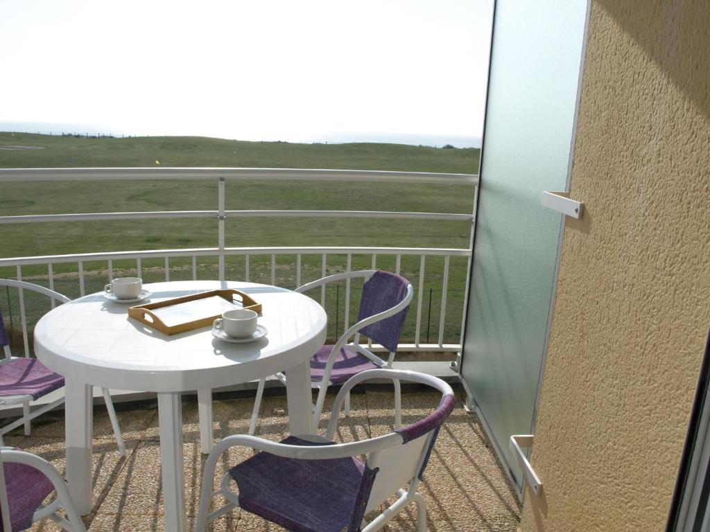 une table blanche et des chaises sur un balcon dans l'établissement Appartement T2+ cabine avec piscine et parking à Saint-Jean-de-Monts - FR-1-323-315, à Saint-Jean-de-Monts