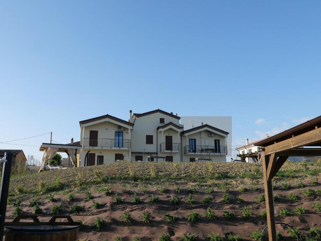 Το κτήριο όπου στεγάζεται  η παραθεριστική κατοικία