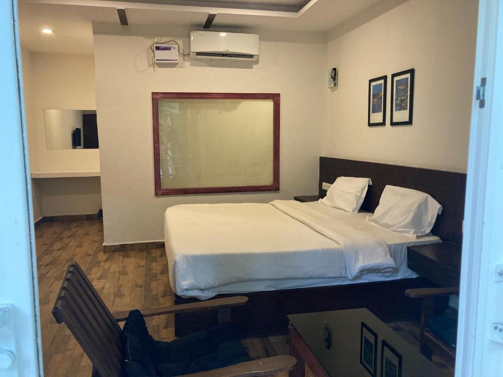 Postel nebo postele na pokoji v ubytování Hotel O Calangute Beach Resort