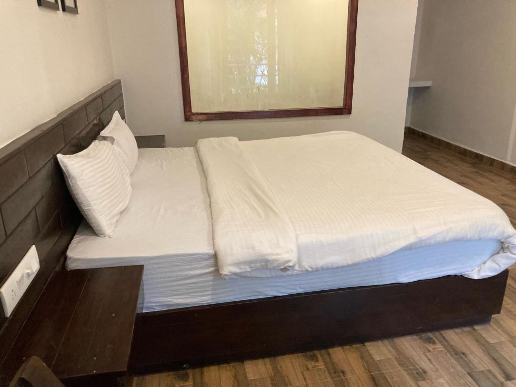 Postel nebo postele na pokoji v ubytování Hotel O Calangute Beach Resort