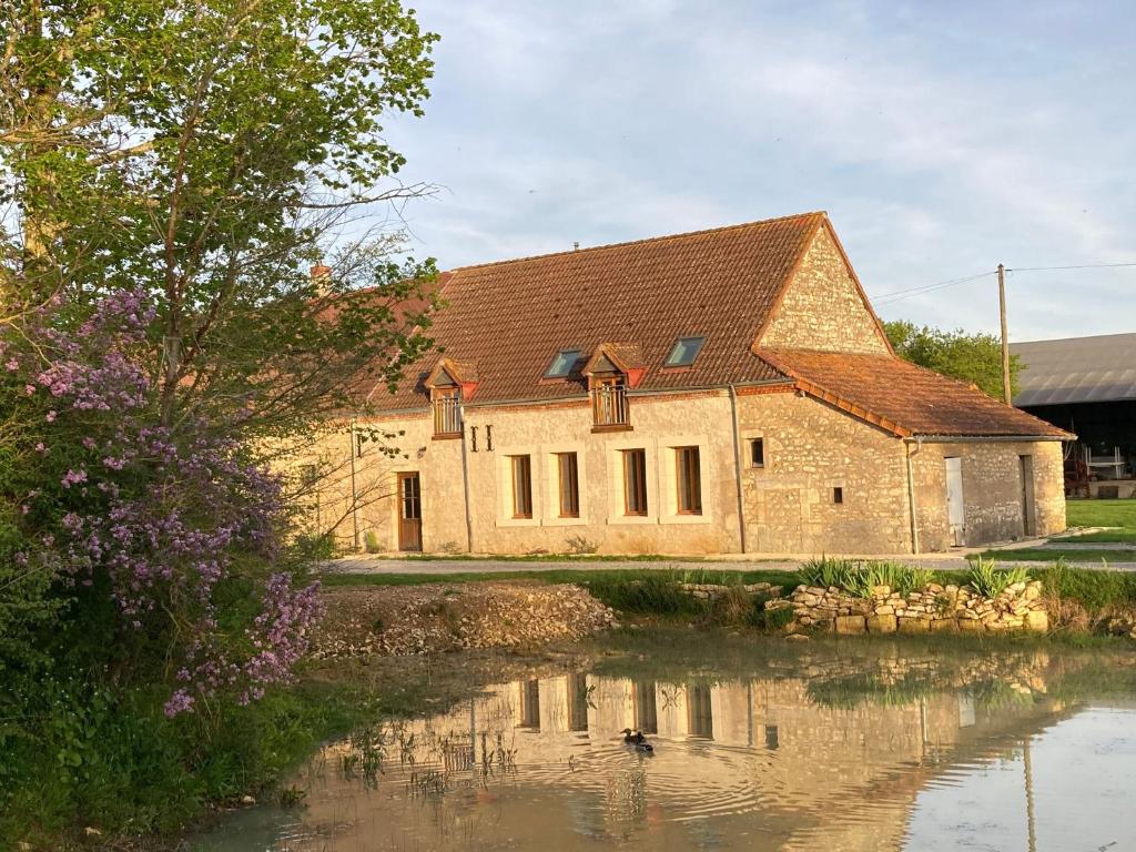 un edificio accanto a un corpo idrico di Maison typique en Berry avec fibre et cour privée - FR-1-591-746 a Étrechet