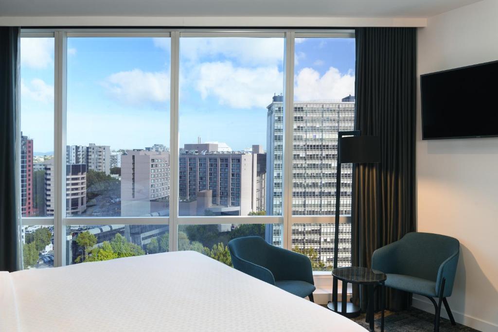 Postel nebo postele na pokoji v ubytování Four Points by Sheraton Auckland
