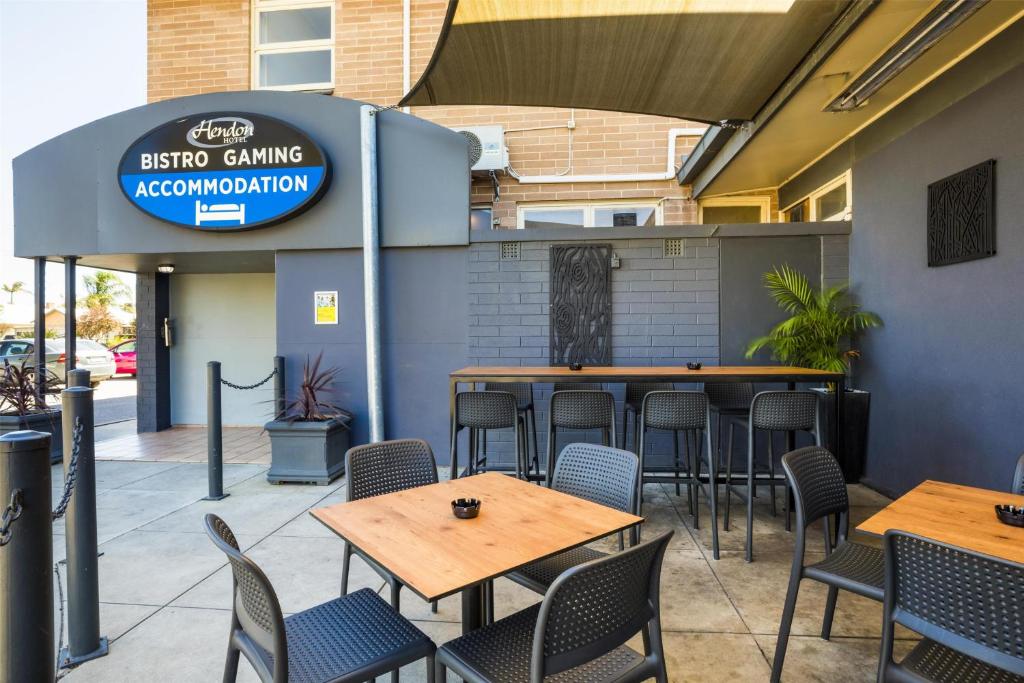 Nightcap at Hendon Hotel - Resim 11