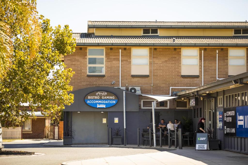 Nightcap at Hendon Hotel - Resim 16