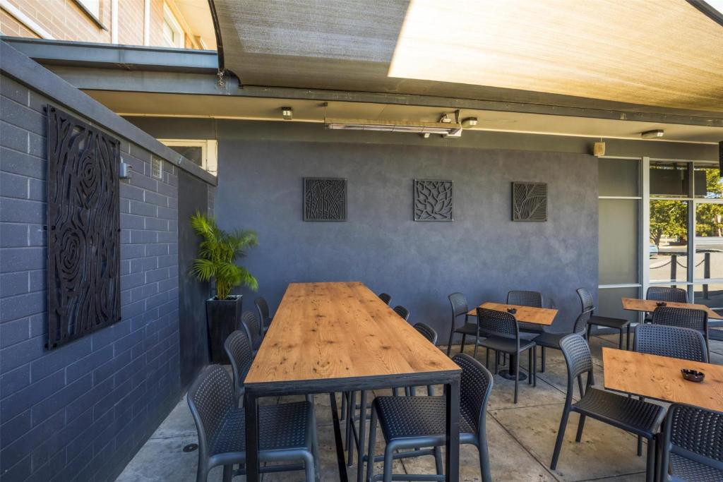 Nightcap at Hendon Hotel - Resim 18