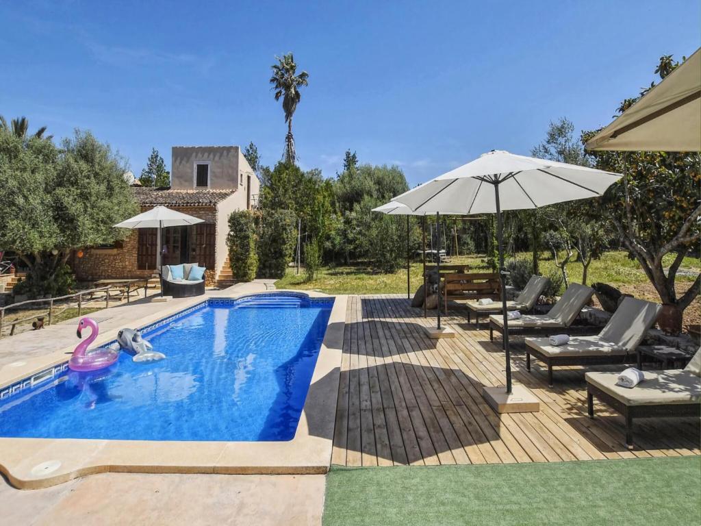 einen Pool mit rosa Flamingo im Hinterhof in der Unterkunft Nice holiday home with private pool in Manacor