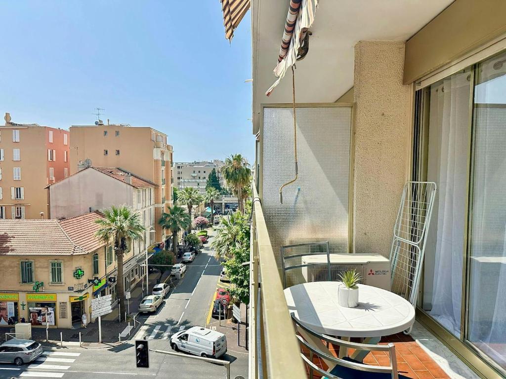 50 des plages Jolie studio centre juan les pins