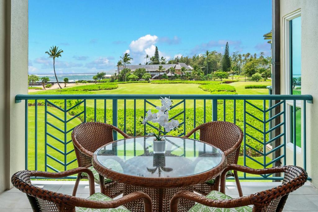 Balkón nebo terasa v ubytování Waipouli Beach Resort and Spa Kauai by OUTRIGGER