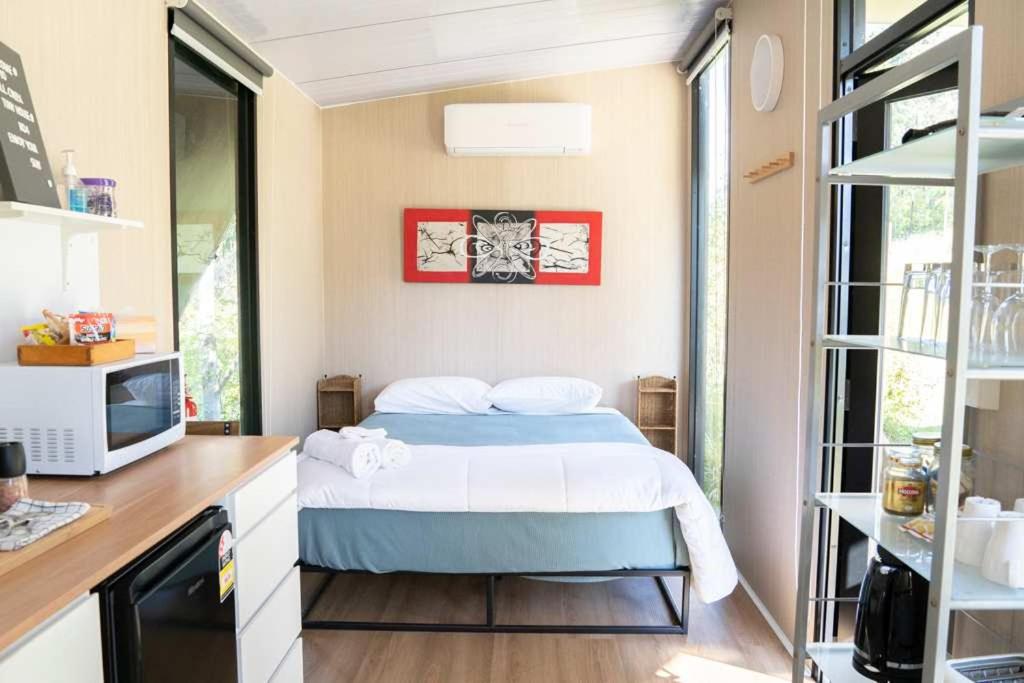 Posteľ alebo postele v izbe v ubytovaní Hill Creek Tiny House 4 by Tiny Away