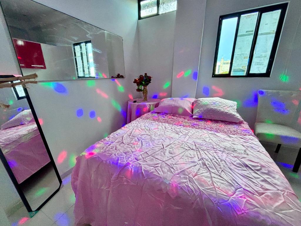 Postel nebo postele na pokoji v ubytování Cuarto moderno centrico y pulcro l Villa Roncal
