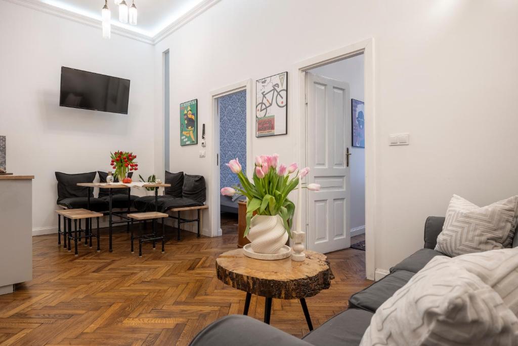 Televízia a/alebo spoločenská miestnosť v ubytovaní Kurkowa Apartments