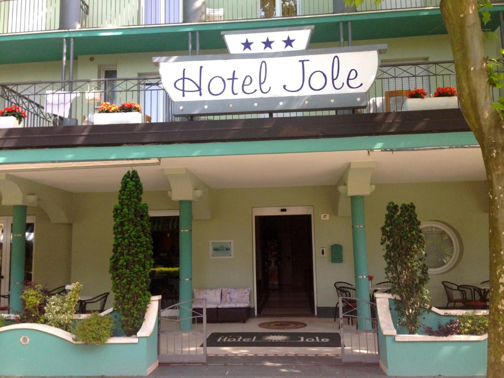 サン・マウロ・ア・マーレにあるHotel Joleのホテルの建物