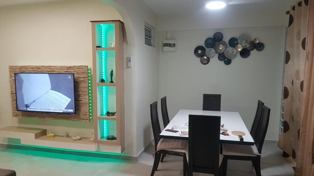 Μια τηλεόραση ή/και κέντρο ψυχαγωγίας στο Paisible et confortable pour vous