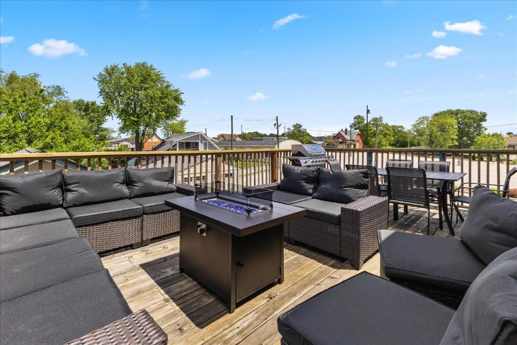 Χώρος καθιστικού στο Stylish 2-Story Retreat w Balcony & Parking