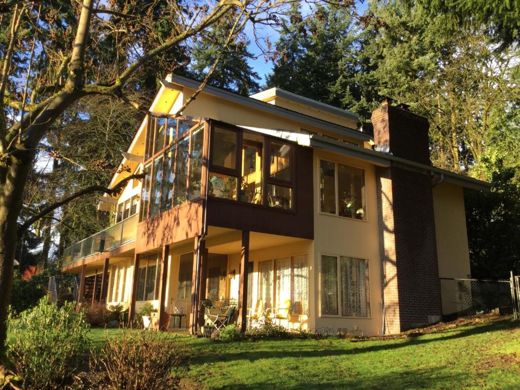 dom z dużymi oknami na trawniku w obiekcie A Cascade View Bed And Breakfast w mieście Bellevue