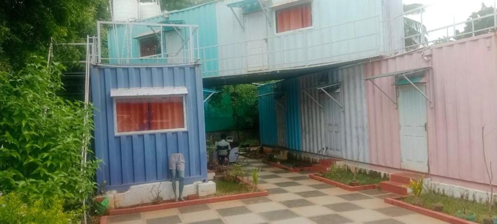 un edificio con una porta blu e un pavimento a scacchi di Good vibes a Kuilapayam