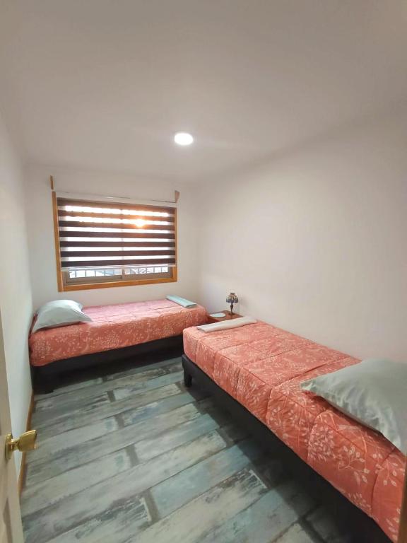 Letto o letti in una camera di Hostel Rogiel - A 10 min del Aeropuerto con Recojo Gratis