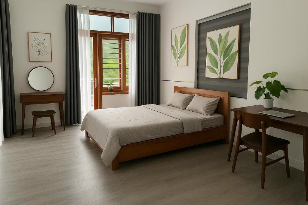 ハザンにあるĐá Gió Hà Giang Homestayのベッドとテーブルと机のある寝室