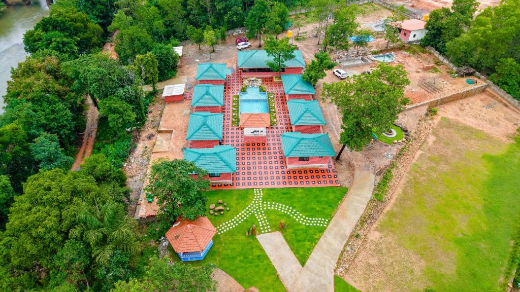una vista aérea de una casa con piscina en River Raga Nature Resort, en Kārkāl