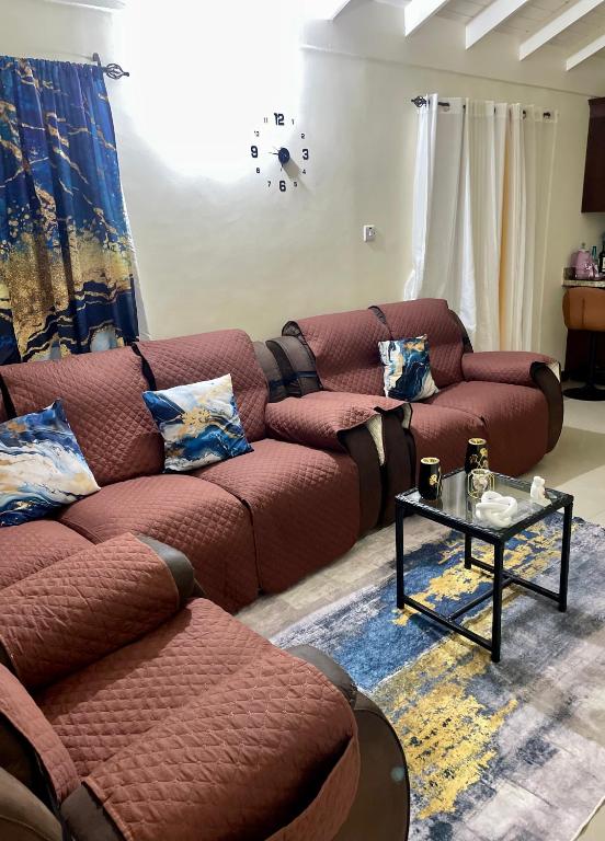 Secure Resort Vibes Getaway - Colbeck Manor Old Harbour - Gated, pool, gym tesisinde bir oturma alanı
