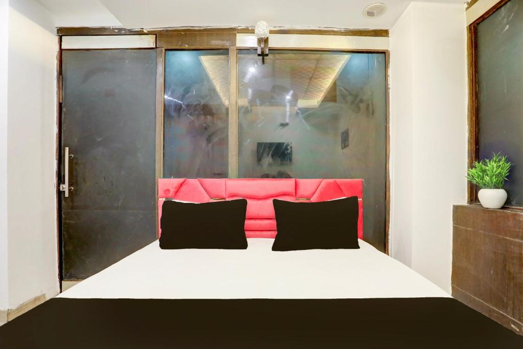 Postel nebo postele na pokoji v ubytování Hotel O Kashish Residency
