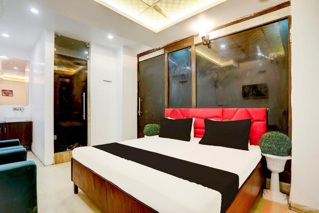 Postel nebo postele na pokoji v ubytování Hotel O Kashish Residency