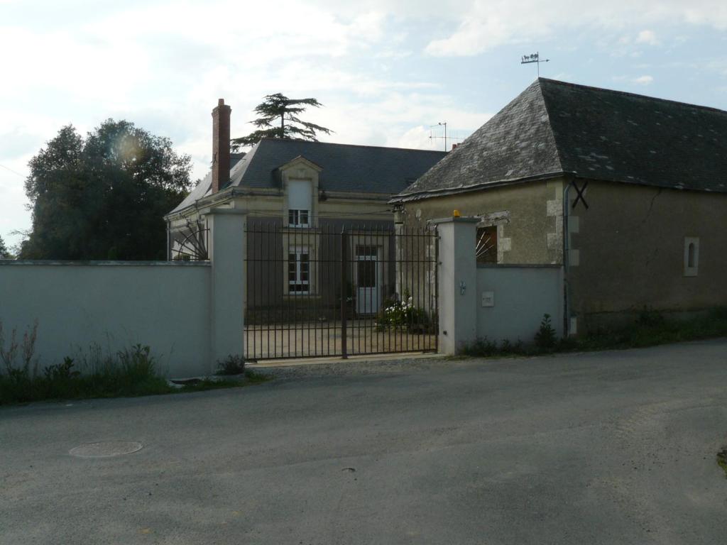 an old house with a gate and a fence at La Grouas in Vauchrétien