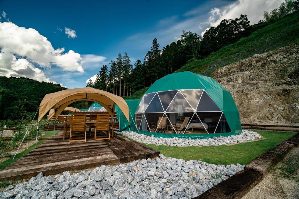 Nespecifikovaný výhled na hory nebo výhled na hory při pohledu z luxury tent