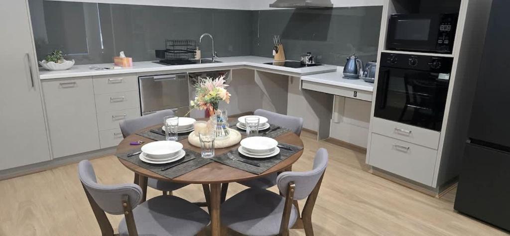cocina con mesa de madera con sillas y comedor en Bloomfield, en Westfield