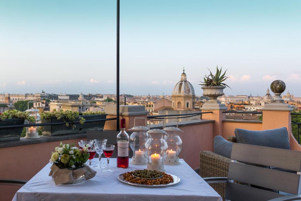 ローマにあるSantonofrio SKY Terrace Penthouseのワイングラスと食器
