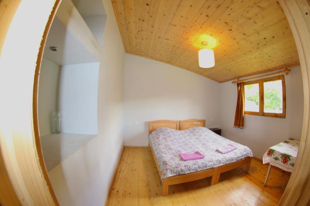 Postel nebo postele na pokoji v ubytování Guest House Keti Margiani Mestia