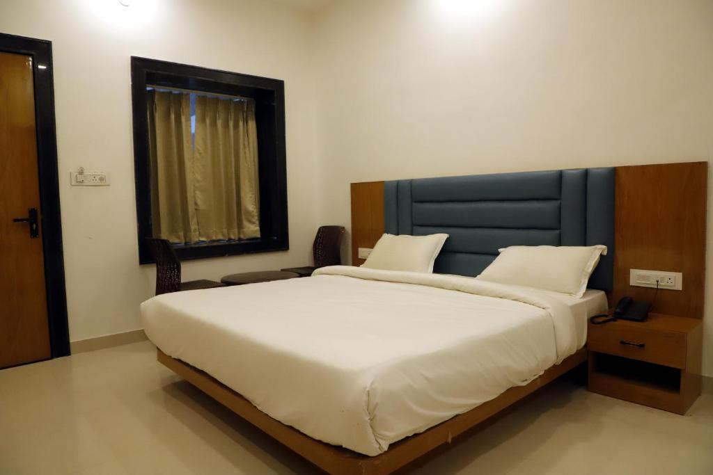 Postel nebo postele na pokoji v ubytování Kesariya Bagh Resort Pushkar