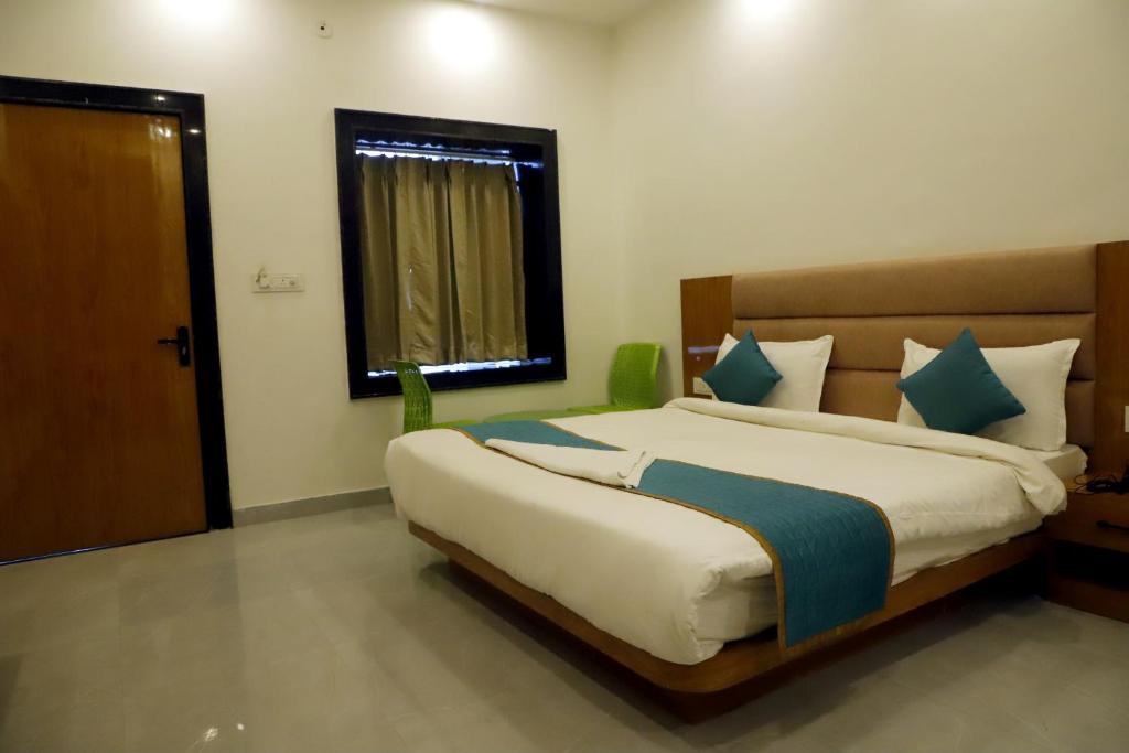 Postel nebo postele na pokoji v ubytování Kesariya Bagh Resort Pushkar