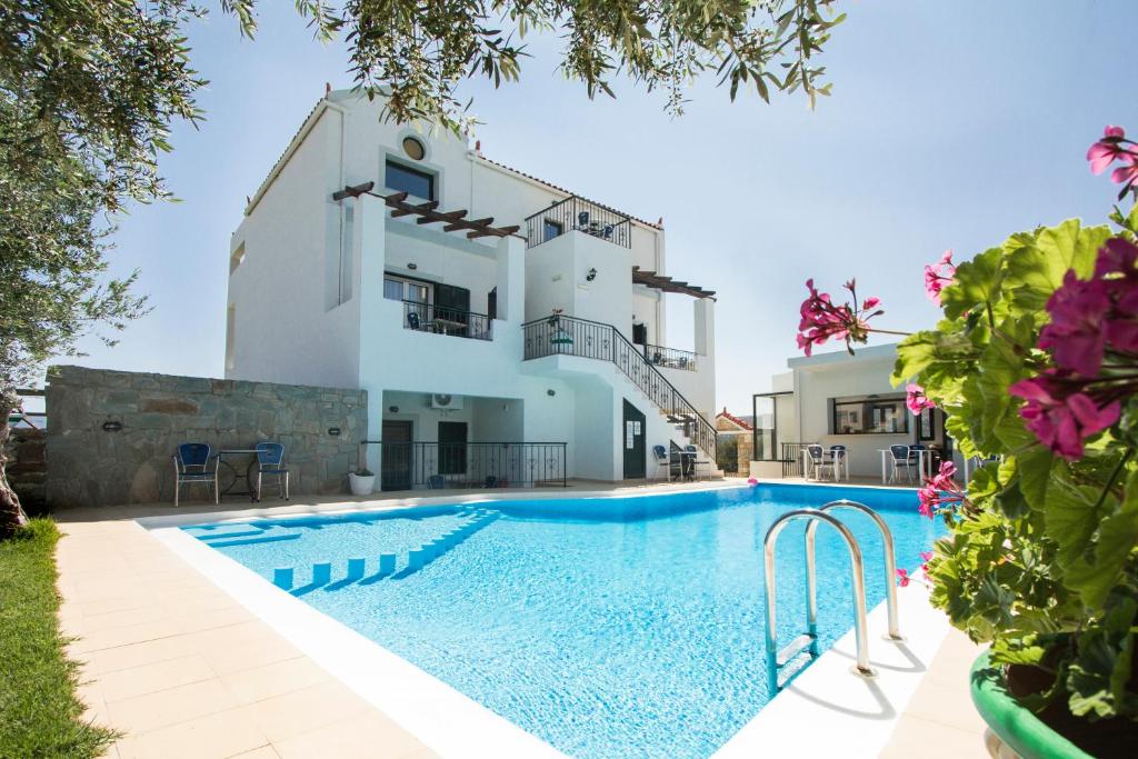 une image d'une villa avec une piscine dans l'établissement Olive Tree, à Kíssamos