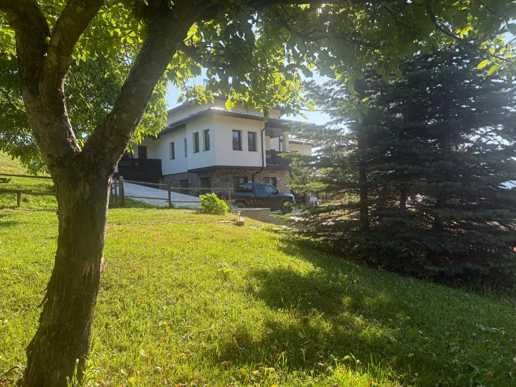 Taman di luar Къща за гости МЕЧА СТЪПКА