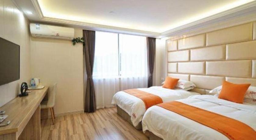 Postel nebo postele na pokoji v ubytování Shell Shanghai Baoshan District Songbin Road Subway Station Hotel