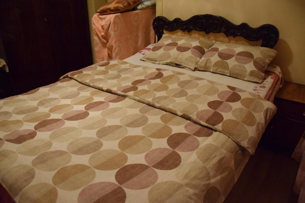 Llit o llits en una habitació de Medico and Suliko Guest House