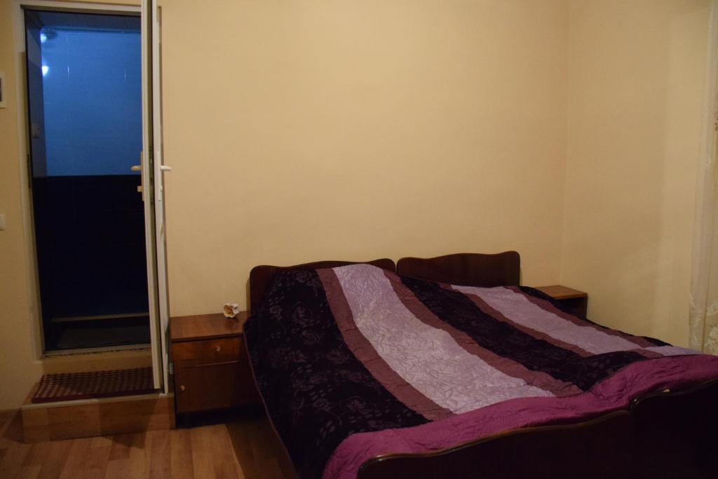 Llit o llits en una habitació de Medico and Suliko Guest House