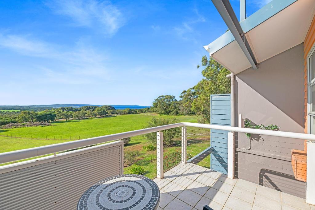 une vue depuis le balcon d'une maison dans l'établissement Luxurious 2-Bedroom Spa Apartment with Ocean Views, à Kronkup
