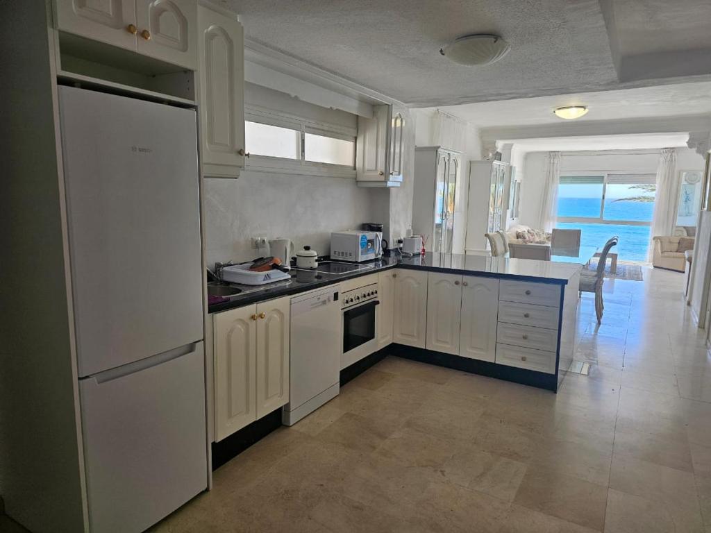 Kuchyňa alebo kuchynka v ubytovaní Lovely beachfront apartment Puerto Banus Marbella