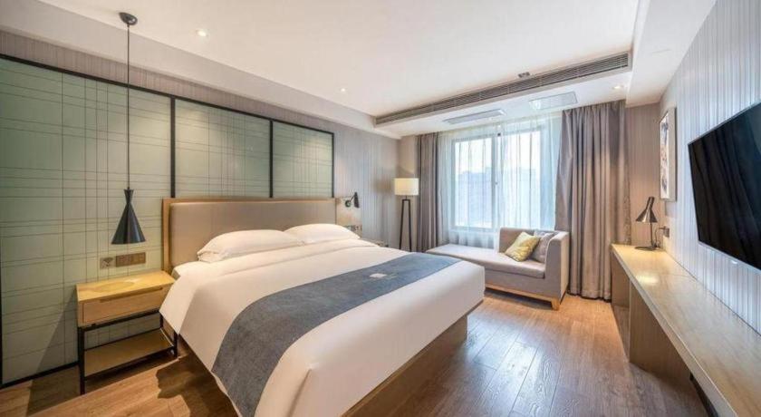Postel nebo postele na pokoji v ubytování Echarm Hotel Nanchang Hongcheng Wangfujing