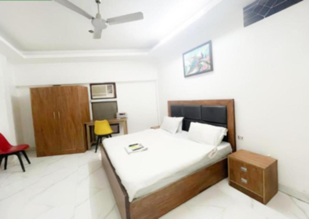 Postel nebo postele na pokoji v ubytování Kerala Home Stay - Walk From Nizamuddin Railway Station
