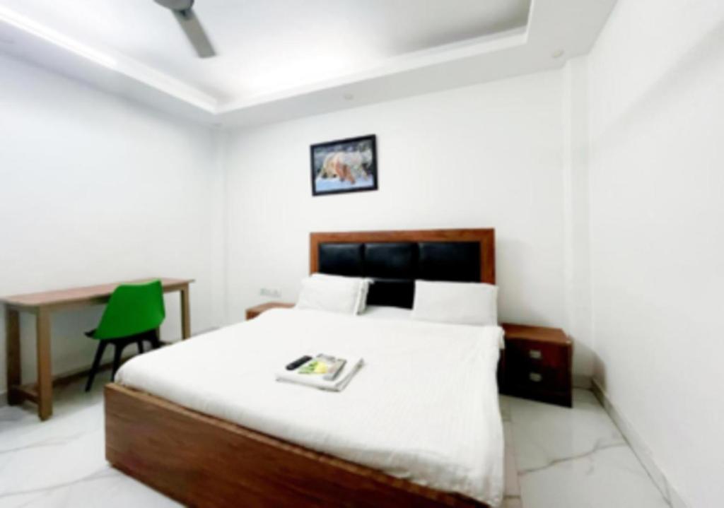 Postel nebo postele na pokoji v ubytování Kerala Home Stay - Walk From Nizamuddin Railway Station
