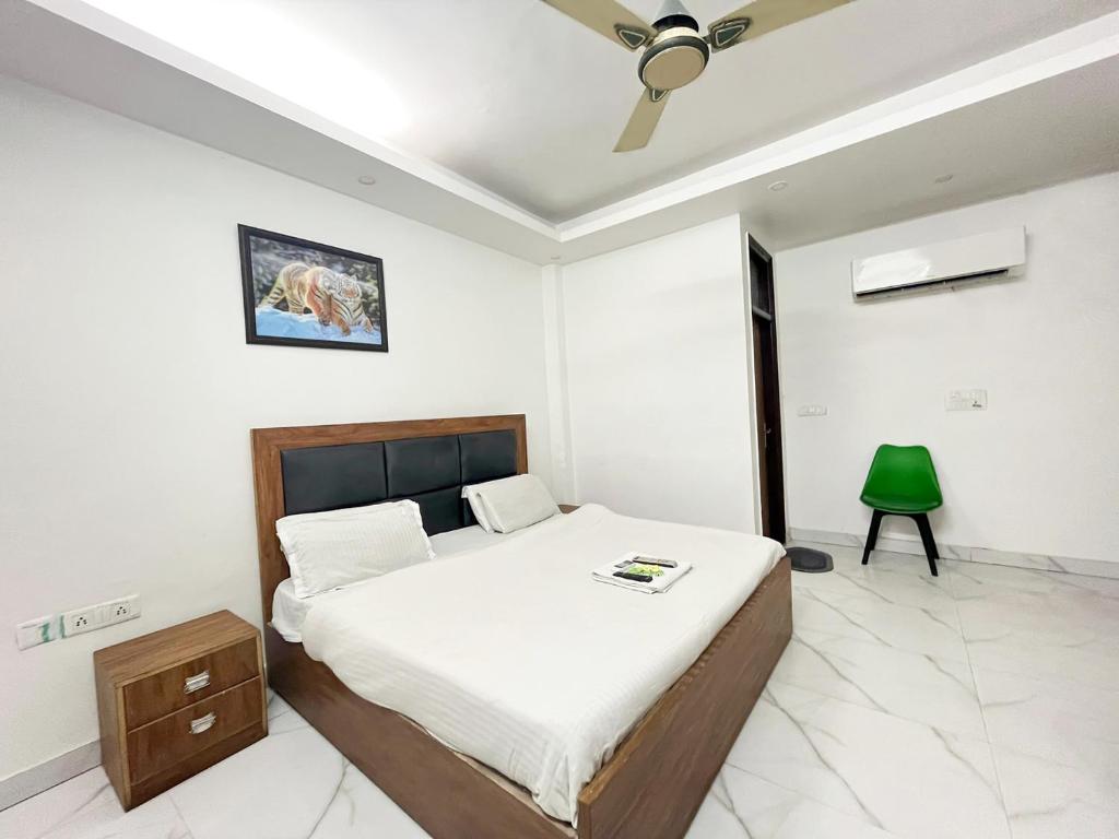 Postel nebo postele na pokoji v ubytování Kerala Home Stay - Walk From Nizamuddin Railway Station
